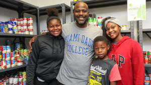 Ljamyn Gray with his kids at MDC Student Food Pantry