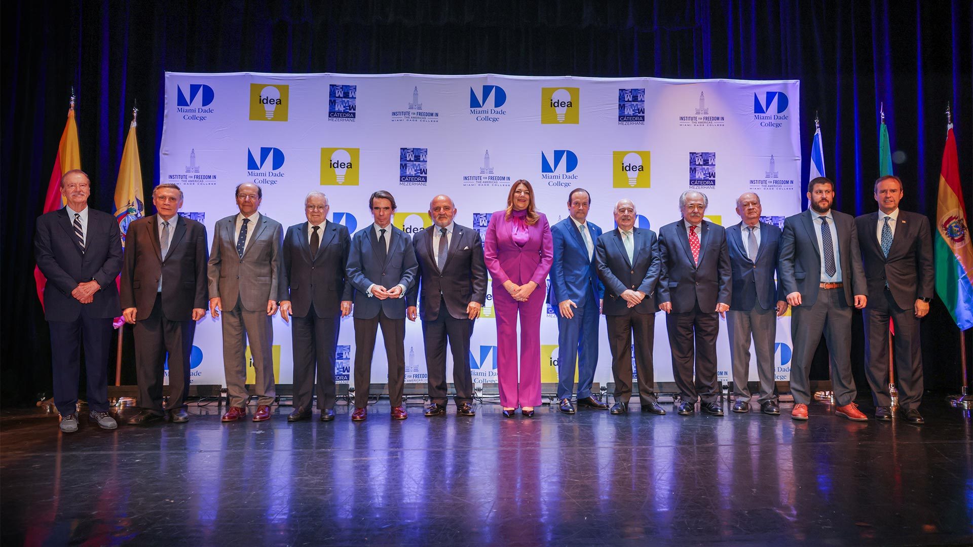 MDC president standing with presidents of Latin American countries